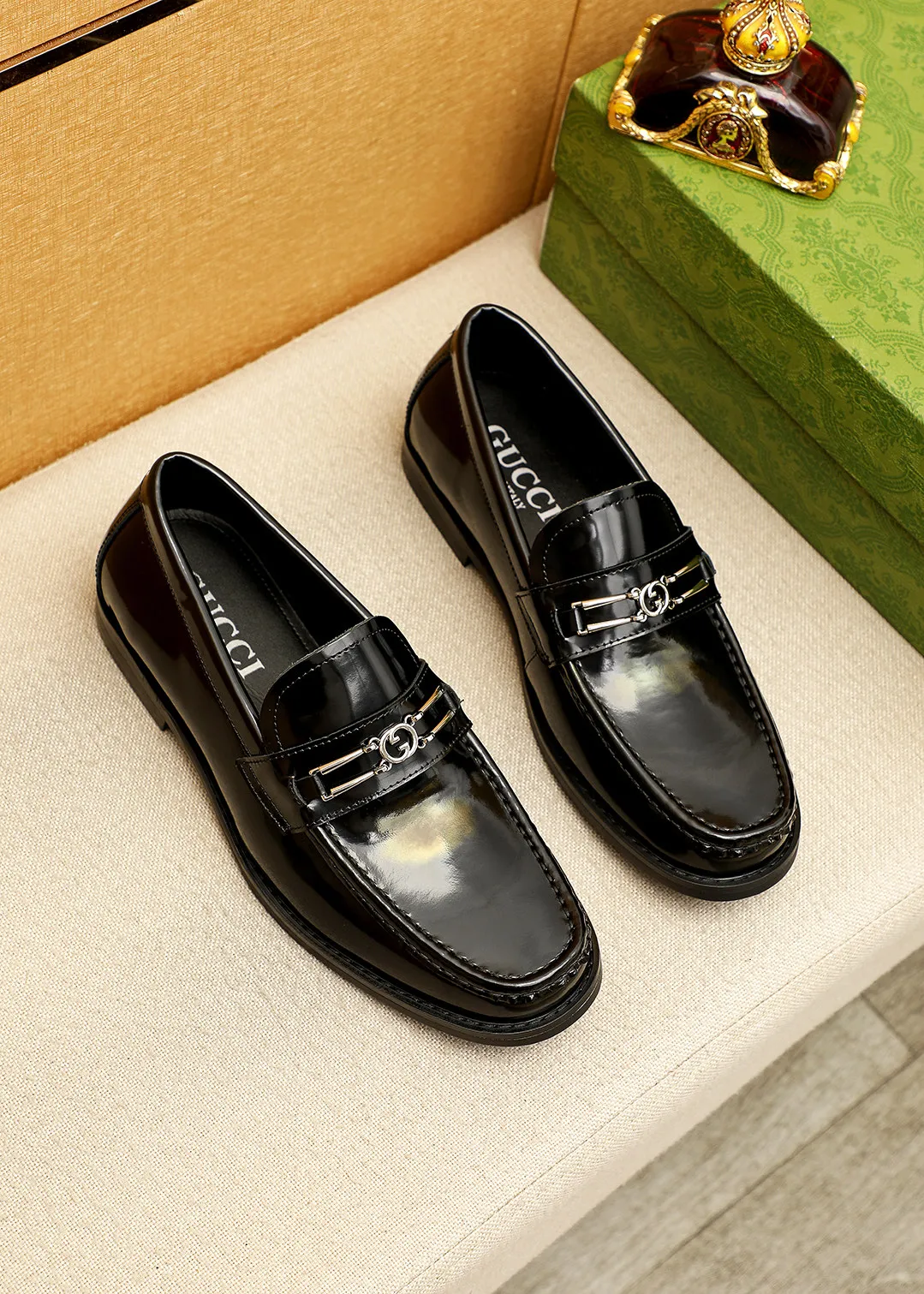 Men's shoes 💰480 💐 Product trademark: GUCCI "Gucci" casual leather shoes Regular size: 38-44 (45.46🉑️customized) Product materials: Selected imported first-layer open-edge beaded cowhide leather upper + luxury hardware buckle, imported water-dyed cowhide leather lining. Strong three-dimensional visual effect, original outsole color: 2 colors available